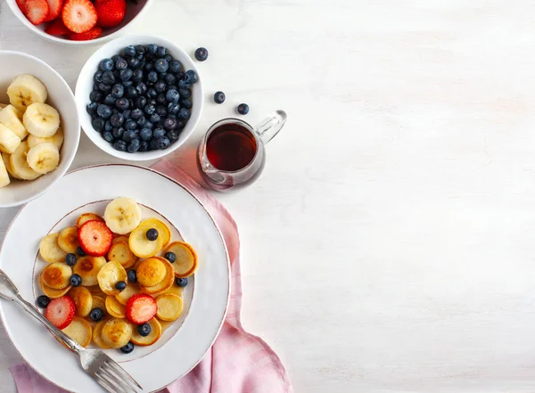 Trendig Mat Pannkakor Flingor Hemfrukost Med Små Pannkakor Och Bär Stockfoto