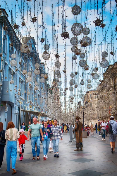 Moscow Russia Juli 2021 Mensen Lopen Nikolskaya Straat Beroemde Plaats Stockfoto