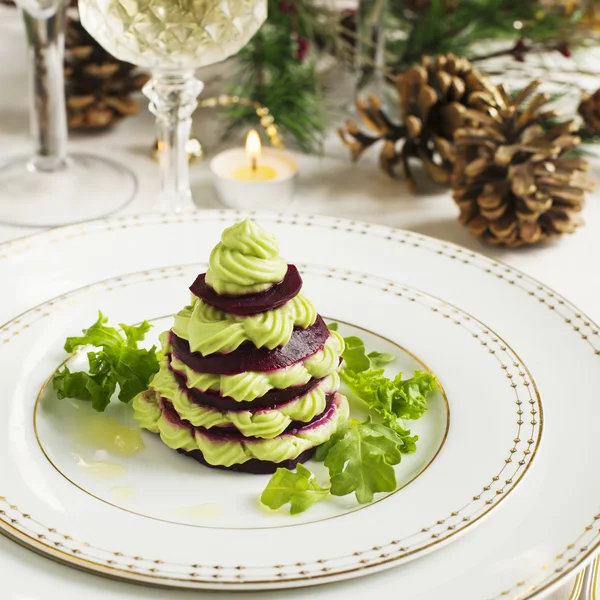 Yağlı kırmızı pancar ve avokado köpük ile — Stok fotoğraf