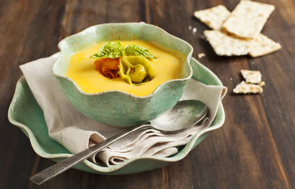 Kürbiscremesuppe mit Käse-Tortellini — Stockfoto