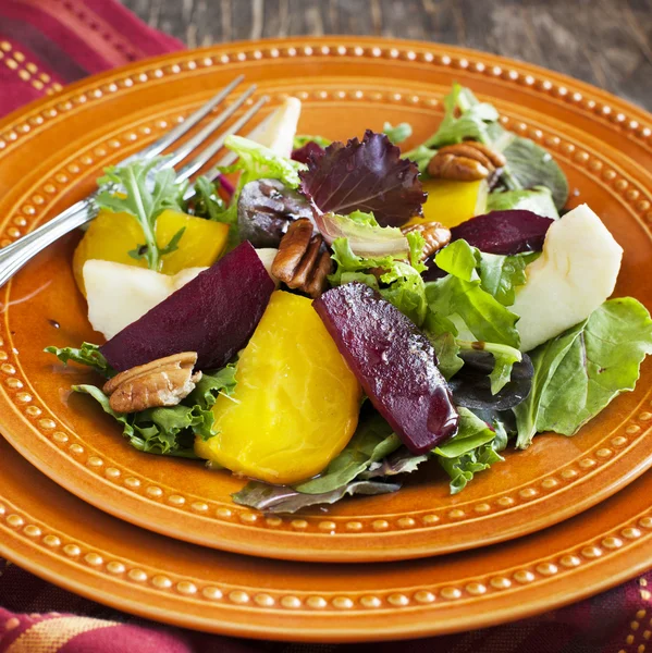 Salada com beterraba assada, maçã e nozes — Fotografia de Stock