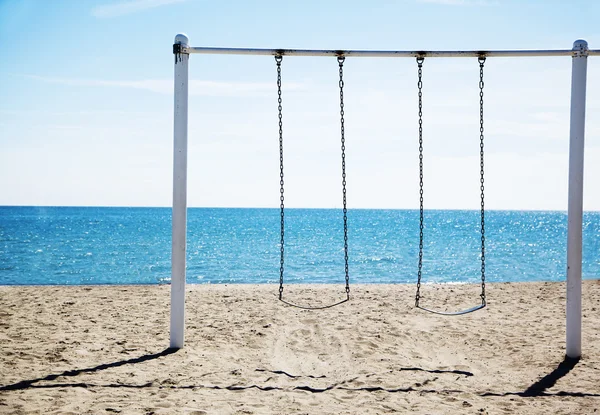 Zwei hängende Schaukeln am Strand — Stockfoto