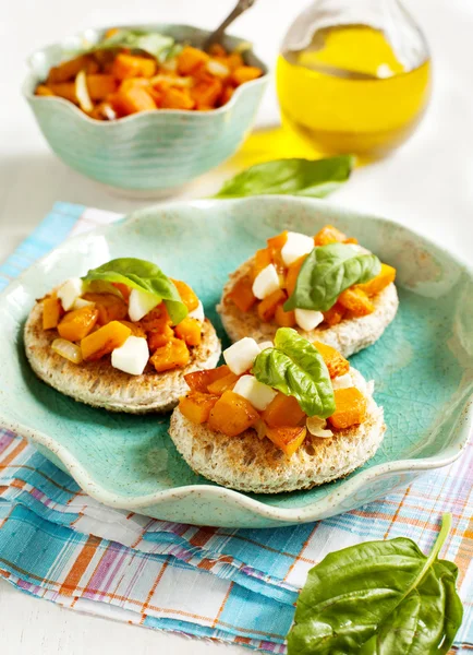 Tök bruschetta. a sült tök, sajtos- bazsalikomos bruschetta — Stock Fotó