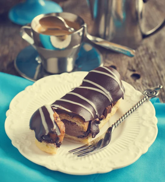 Eclairs czekolady i kawę espresso. — Zdjęcie stockowe