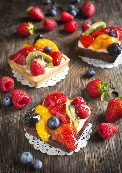 Tartlets with chantilly cream and berries — Stock Photo, Image