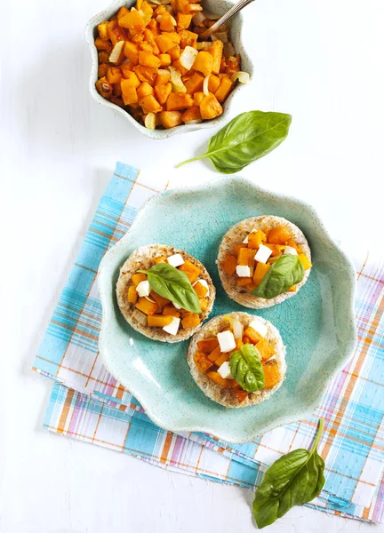 Kürbisbruschetta. Bruschetta mit geröstetem Kürbis, Käse und Basilikum — Stockfoto