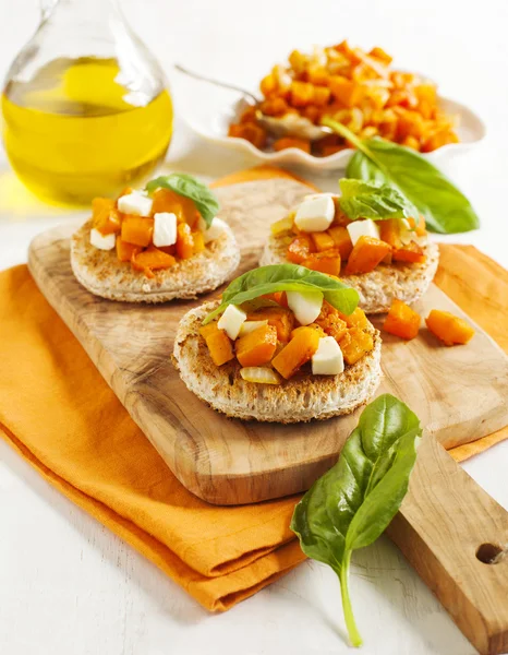 Kabak bruschetta. Bruschetta kavrulmuş kabak, peynir ve fesleğen ile호박 브루 쉐 타입니다. 볶은 호박, 치즈와 바 질 브루 쉐 타 — Stok fotoğraf