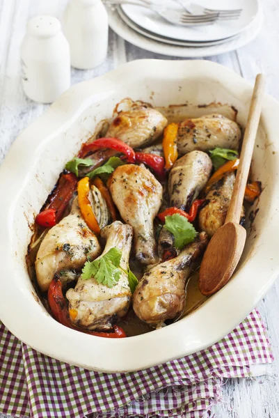 Roasted chicken drumsticks with sweet pepper — Stock Photo, Image