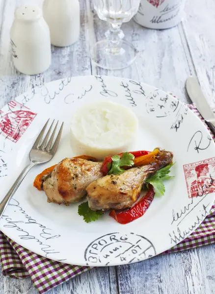 Baquetas de frango assadas com pimenta doce — Fotografia de Stock