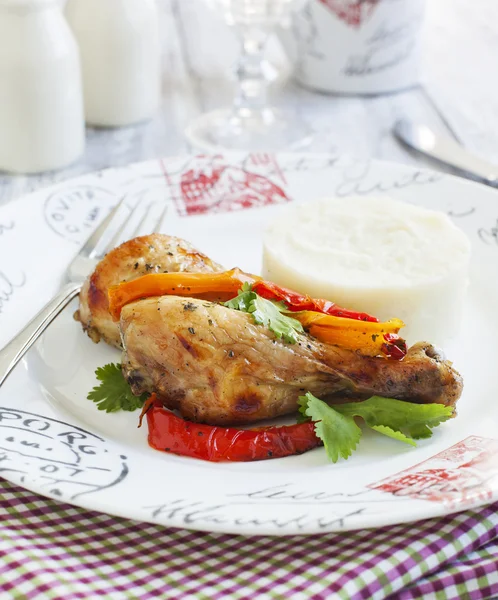 Ayam panggang paha ayam dengan lada manis — Stok Foto