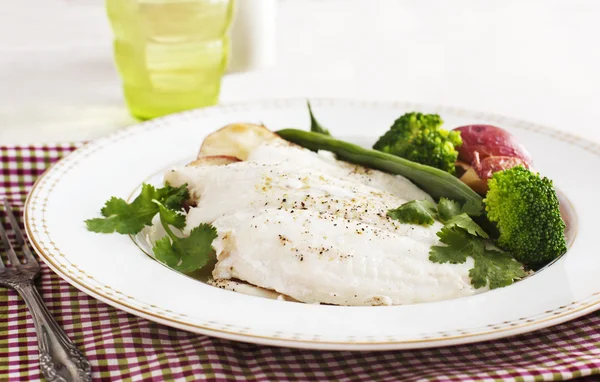 Fillet ikan panggang disajikan dengan brokoli, kacang hijau dan kentang — Stok Foto