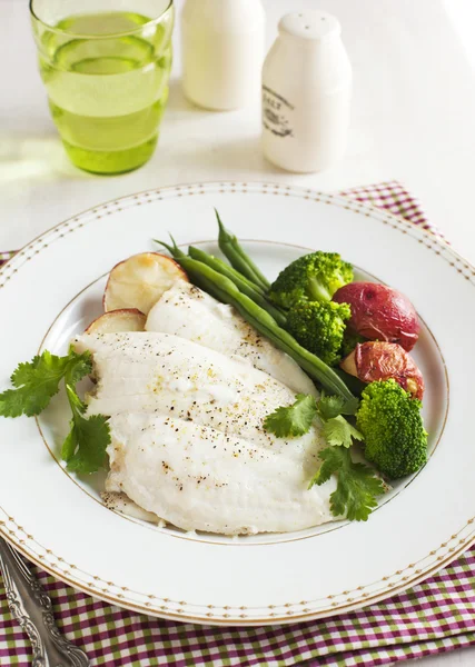 Fillet ikan panggang disajikan dengan brokoli, kacang hijau dan kentang — Stok Foto
