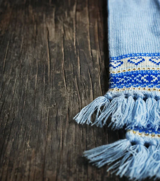 Knitted scarf on wooden background. Selective focus — Stock Photo, Image