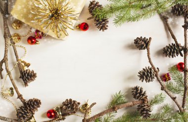 Çam kozalakları ile Noel dekorasyonu çerçeve
