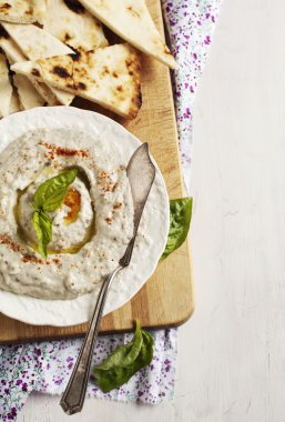 Patlıcan DIP baba ganoush füme kırmızı biber ile. Seçici odak