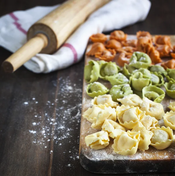 Okokt tortellini med ost på ett bord — Stockfoto