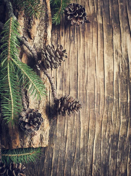 Coni di pino su sfondo di legno . — Foto Stock