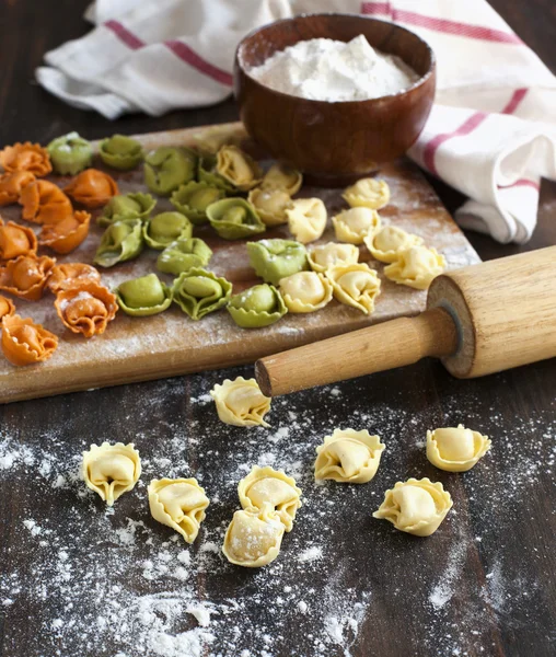 Tortellini sin cocer con queso sobre una mesa —  Fotos de Stock