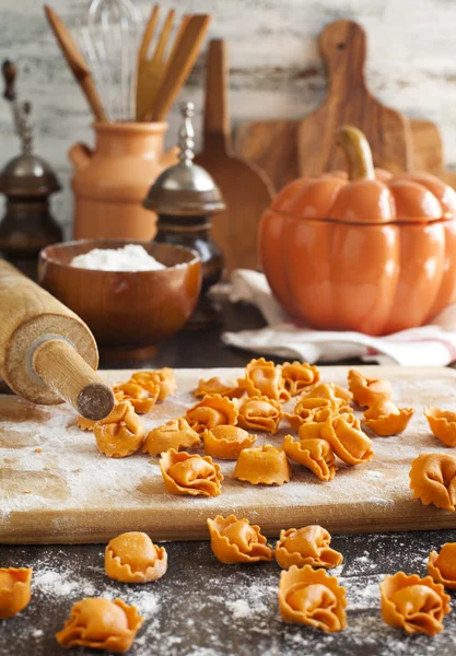 Tortellini sin cocer con queso sobre una mesa —  Fotos de Stock