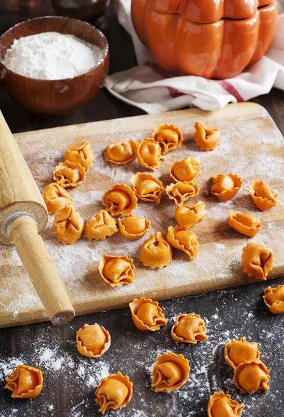 Okokt tortellini med ost på ett bord — Stockfoto