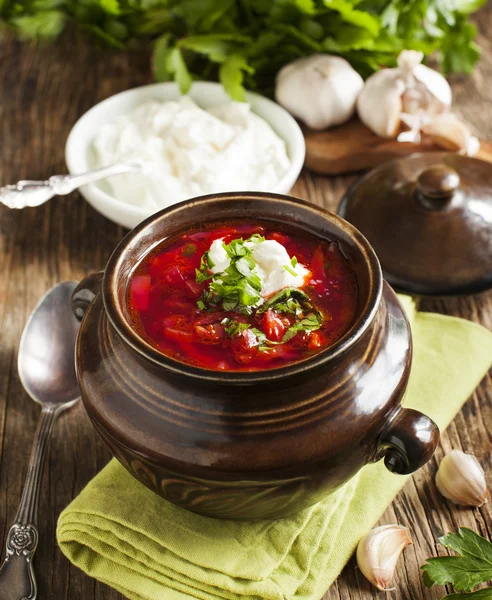 Traditional red soup "Borscht" with sour cream — Stock Photo, Image