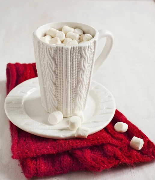 Tazza ripiena di cioccolata calda e marshmallow — Foto Stock