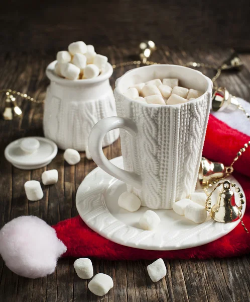 Becher gefüllt mit heißer Schokolade und Marshmallows — Stockfoto