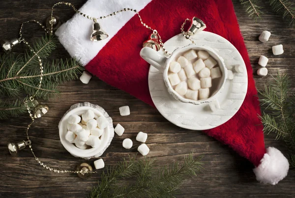 Becher gefüllt mit heißer Schokolade und Marshmallows — Stockfoto