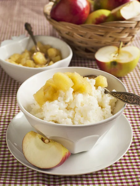 Romige rijstpap met appelmoes — Stockfoto