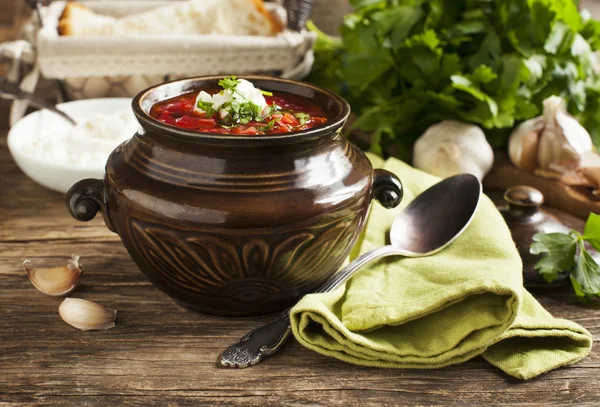 Traditional red soup "Borscht" with sour cream — Stock Photo, Image