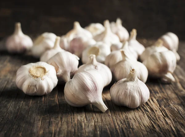 Fresh Garlic on the Wooden Table — Stock Photo, Image