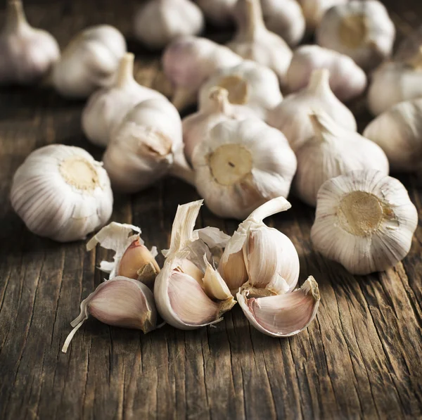 Fresh Garlic on the Wooden Table — Stock Photo, Image