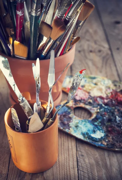 Various paint brushes and palette-knifes. — Stock Photo, Image