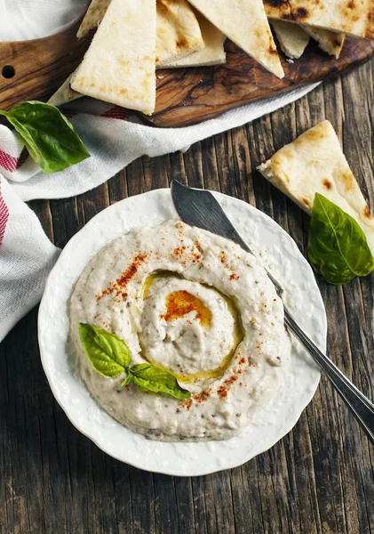 Patlıcan DIP baba ganoush füme kırmızı biber ile. Seçici odak