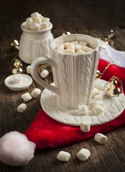 Becher gefüllt mit heißer Schokolade und Marshmallows Stockfoto