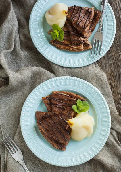 用水煮梨糖浆中的巧克力薄饼 — 图库照片