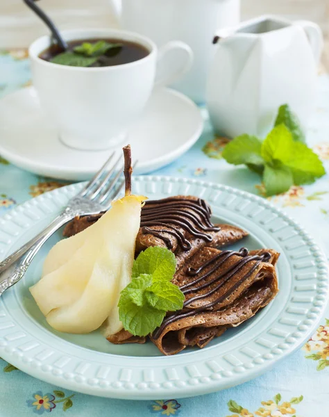 Crepes al cioccolato con pera in camicia sciroppata — Foto Stock