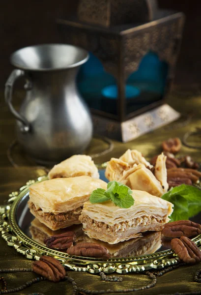 Baklava com mel e nozes. Sobremesa tradicional turca . — Fotografia de Stock