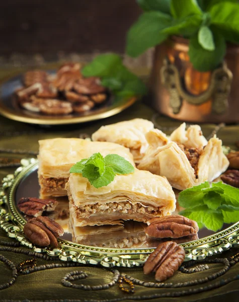 Baklava mit Honig und Nüssen. traditionelles türkisches Dessert. — Stockfoto