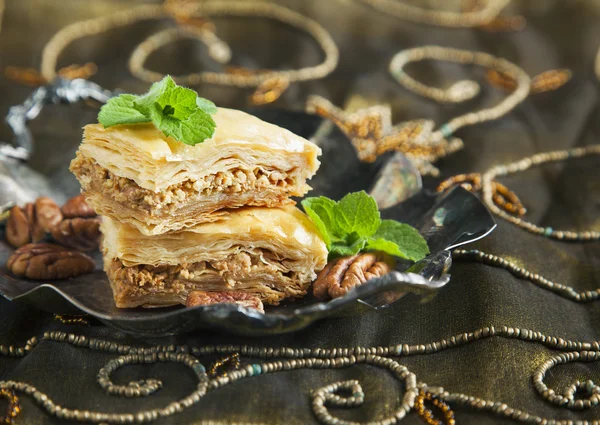 Baklava met honing en noten. Traditionele Turkse dessert. — Stockfoto