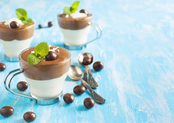 Ratón de chocolate con chocolate negro y blanco — Foto de Stock