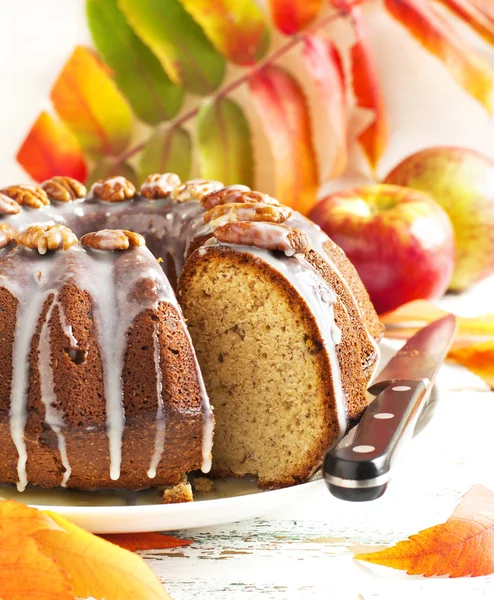 Bundt Banana Cake with pecans — Stock Photo, Image