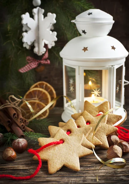 Composición navideña con pan de jengibre y vela —  Fotos de Stock