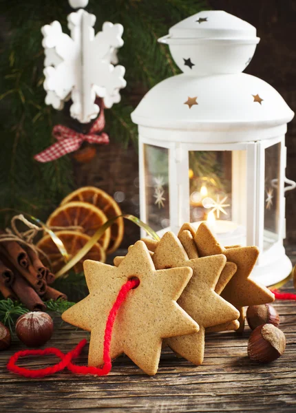 Composición navideña con pan de jengibre y vela — Foto de Stock