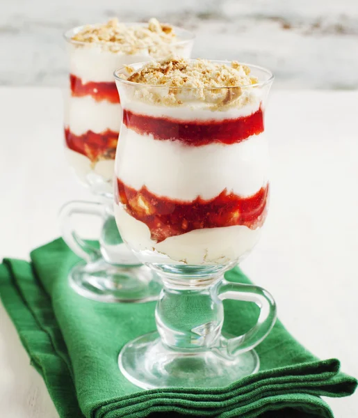 Layered strawberry dessert with cream.Strawberry mousse with cream — Stock Photo, Image