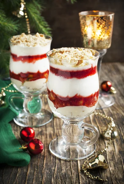 Lager jordgubbs efterrätt med grädde. Jordgubbs mousse med grädde — Stockfoto