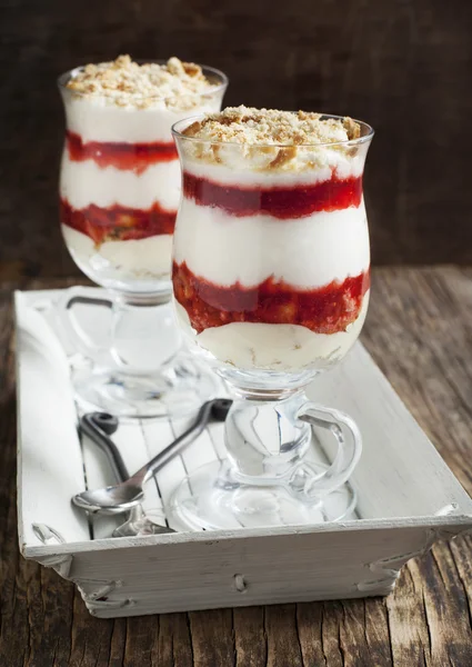 Lager jordgubbs efterrätt med grädde. Jordgubbs mousse med grädde — Stockfoto