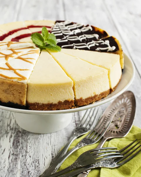 Différentes tranches de gâteau au fromage — Photo