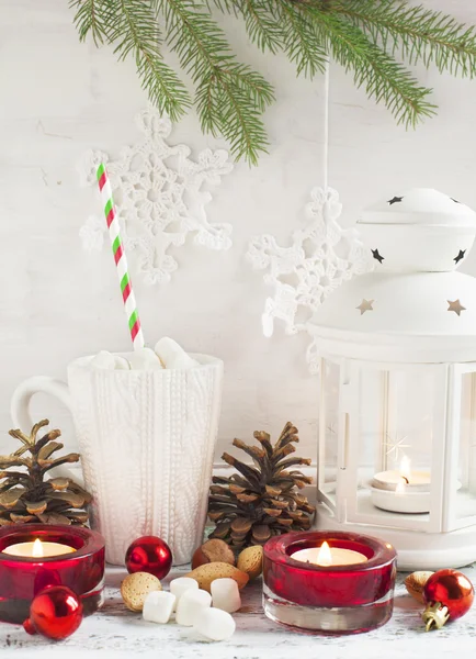 Kerstmis samenstelling met kop warme chocolademelk met marshmallow — Stockfoto