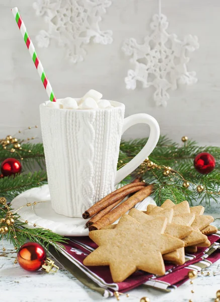 Kopp varm choklad med marshmallow och julkakor — Stockfoto